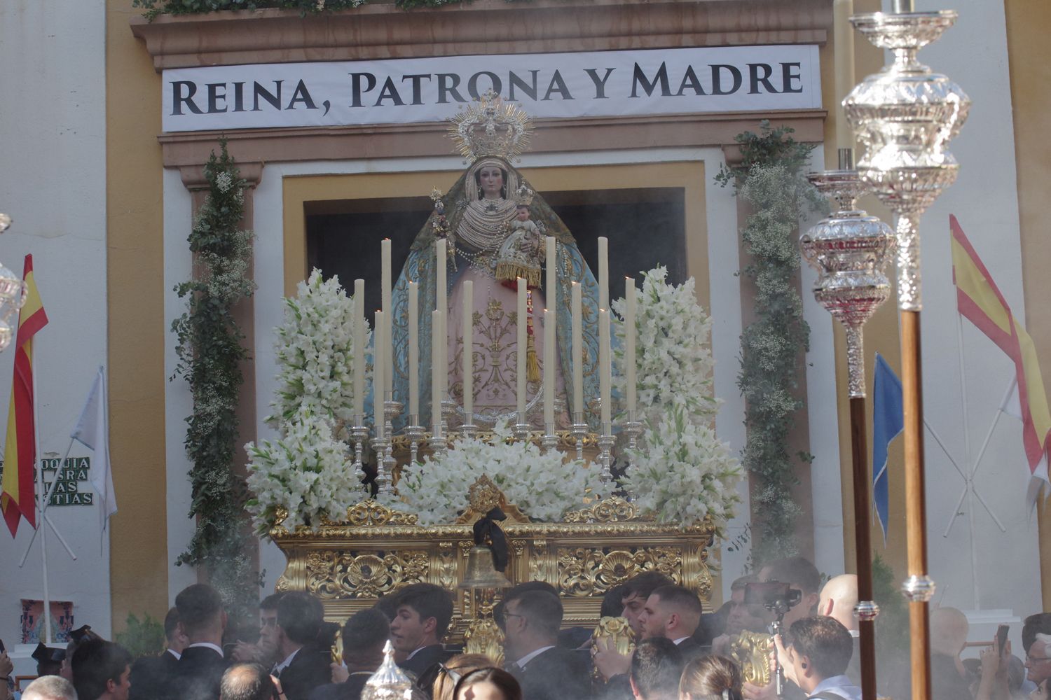 La Virgen del Rosario bendice las calles de El Palo en su procesión