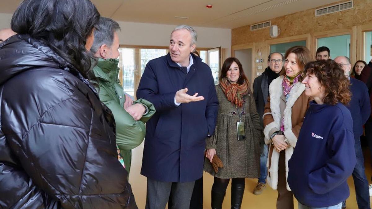 El alcalde de Zaragoza, Jorge Azcón, durante su visita a la escuela infantil de Parque Venecia.