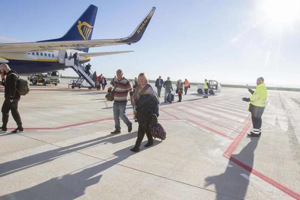 Llegada del primer avión al aeropuerto de Corvera