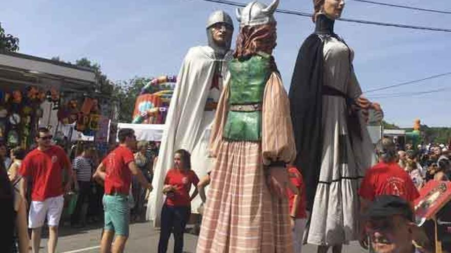 Los gigantes de Mombuey también se acercaron a Donado para visitar a la Virgen Peregrina.