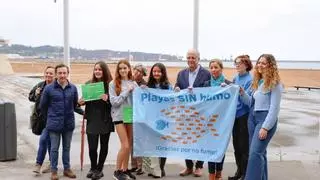 Gijón recibe un premio por llevar a todas sus playas la lucha antitabaco