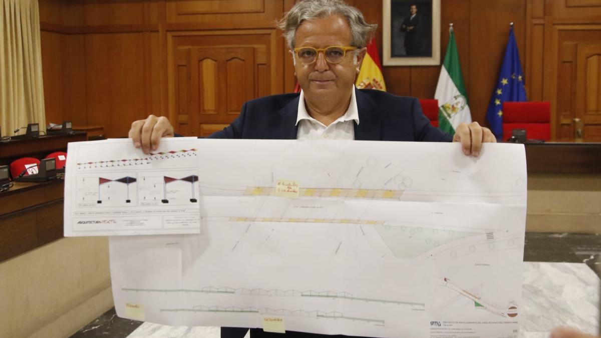 Salvador Fuentes, presidente de la Gerencia Municipal de Urbanismo, muestra los planos.