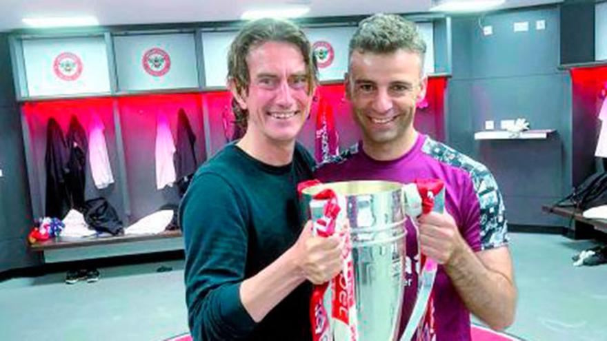 Sotelo (d.), en el vestuario de Wembley con Thomas Frank, el entrenador.