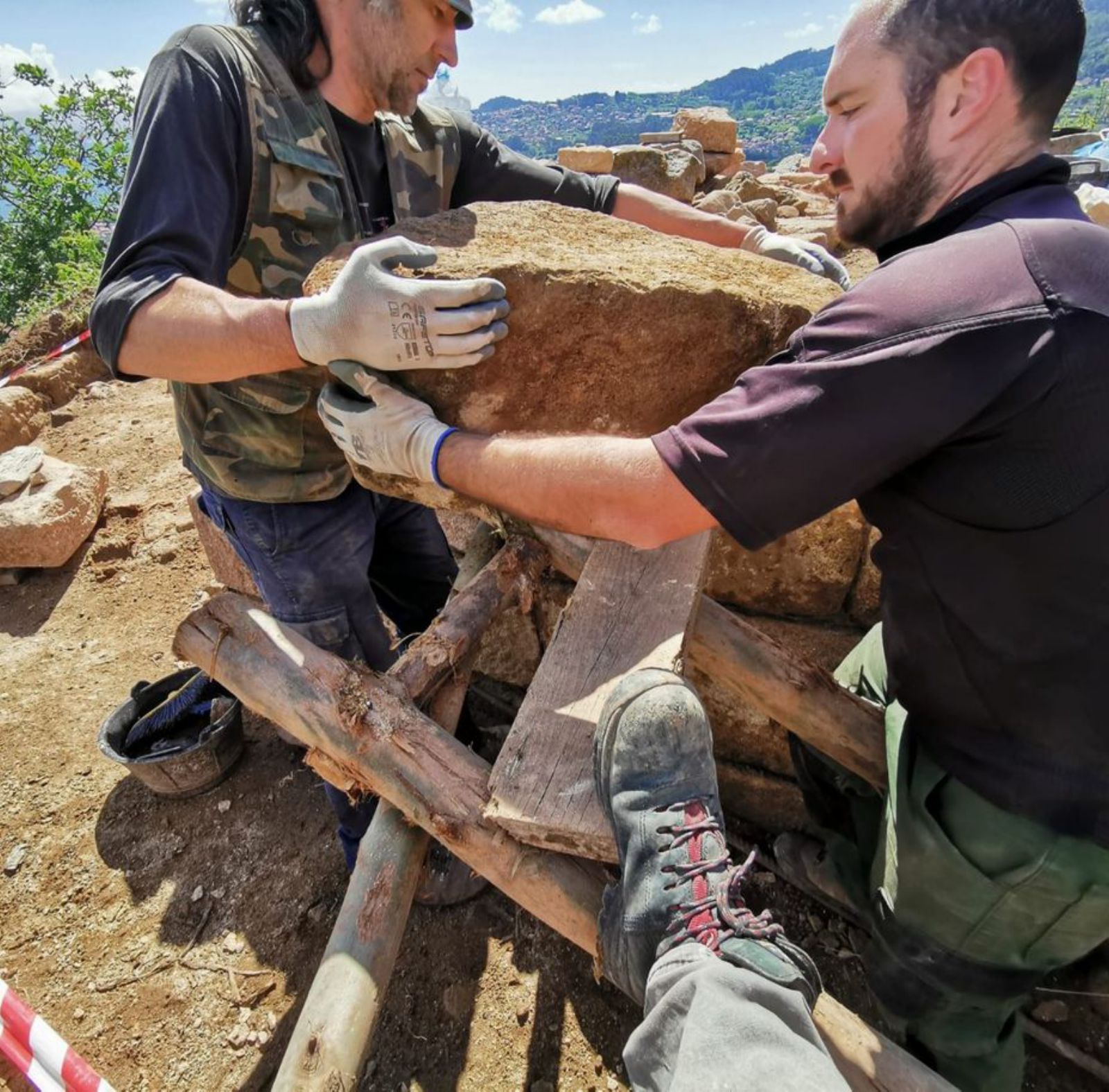 El arqueólogo (dcha.), en los trabajos en la Torre de Meira.  | // FDV