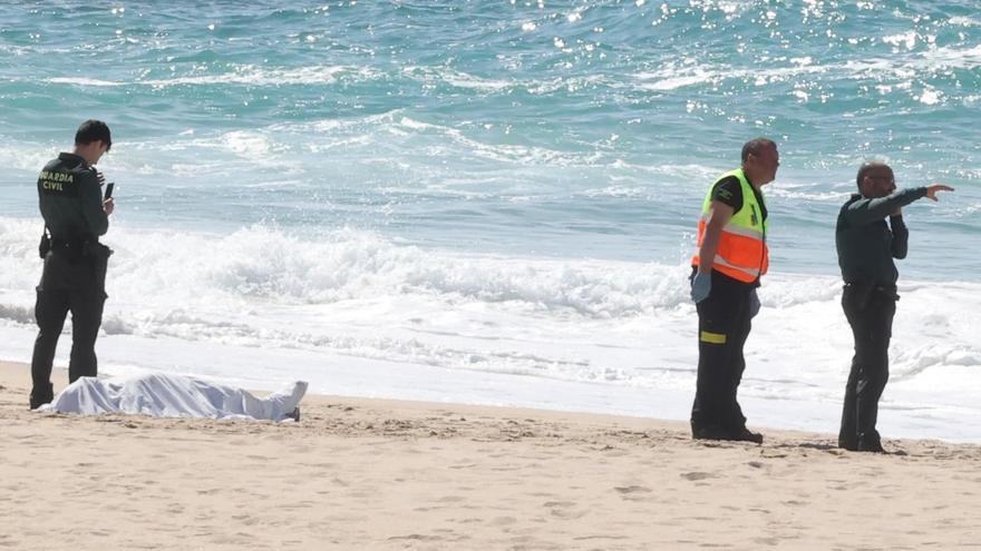 Recuperan el cadáver de un hombre que apareció flotando en la playa de Pedra do Sal, en Carballo