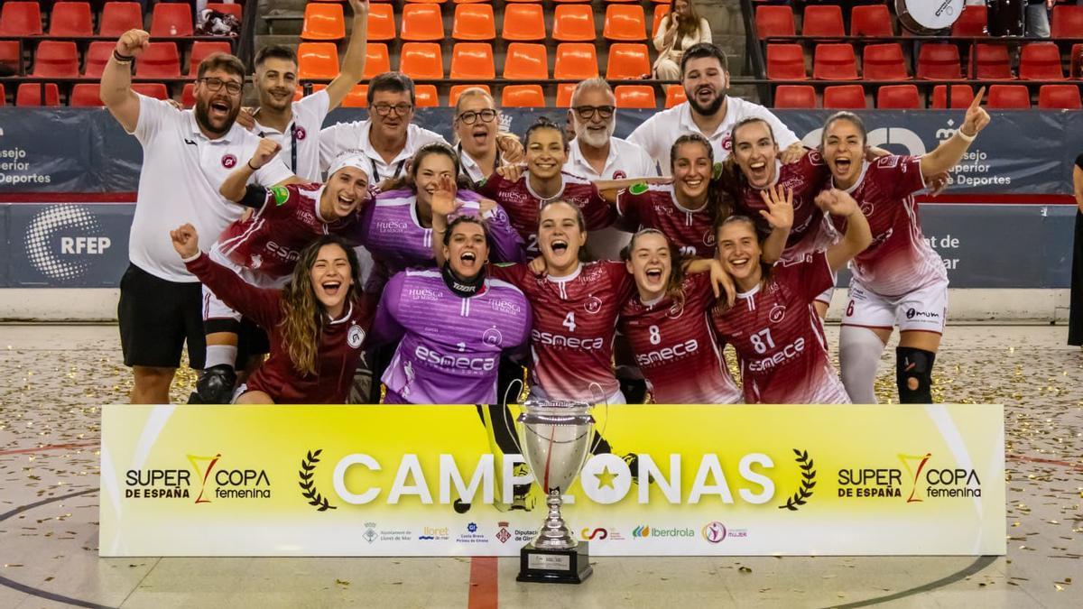 El Esneca Fraga, con el título de la Supercopa conquistado este domingo.