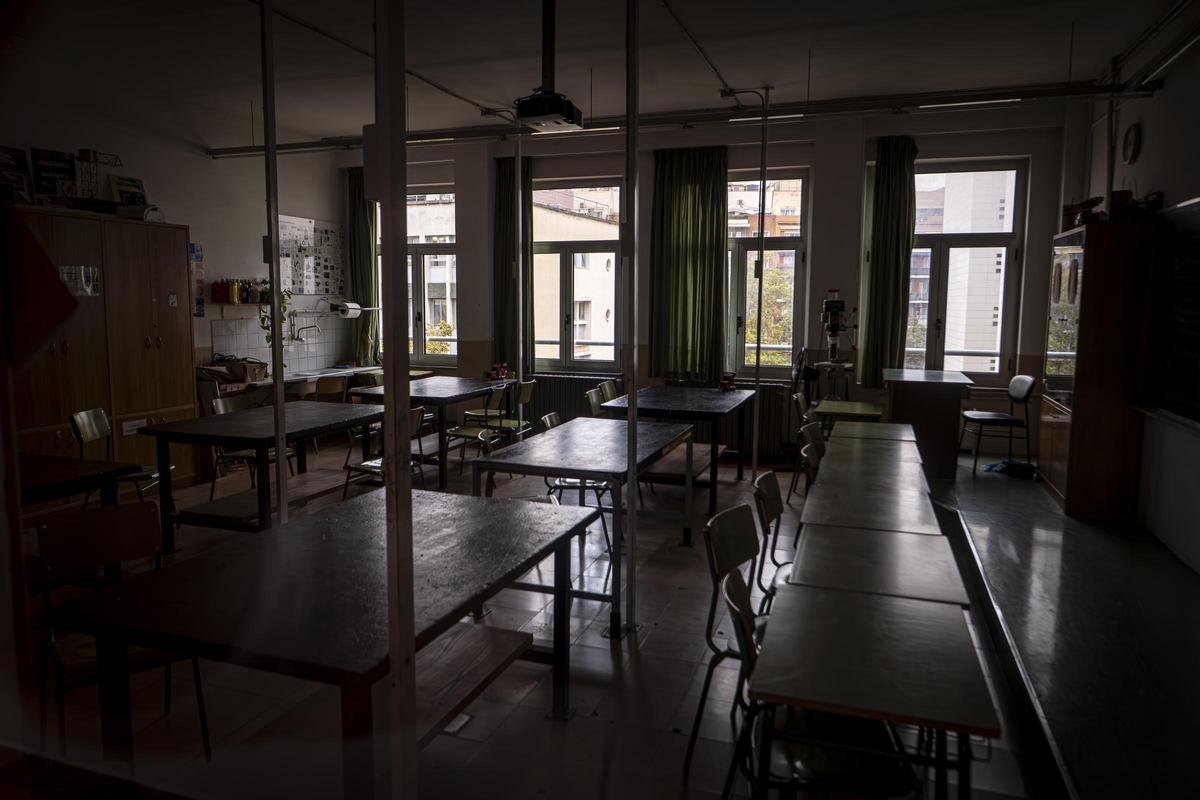 El Institut Sants, entre lo retro y lo ruinoso: crónica visual de un centro que envejece sin cuidados