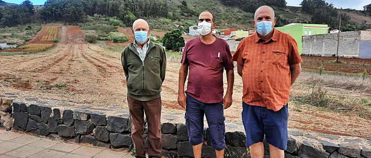 Dirigentes vecinales con el terreno para la plaza de fondo.