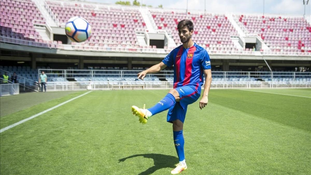 André Gomes chuta un balón para relagarlo a los aficionados en el Miniestadi.