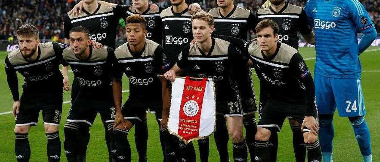 Formación inicial del Ajax en el partido del Santiago Bernabéu.