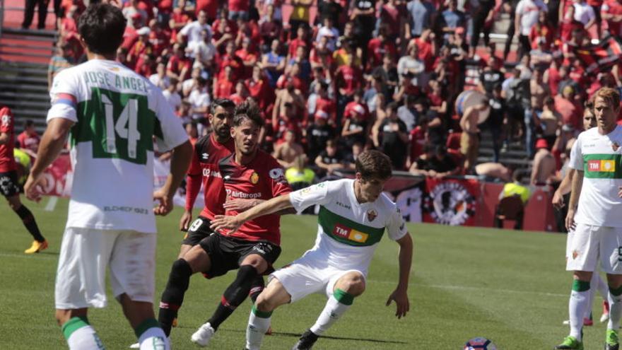 José Ángel, en primer plano, durante el encuentro de ayer