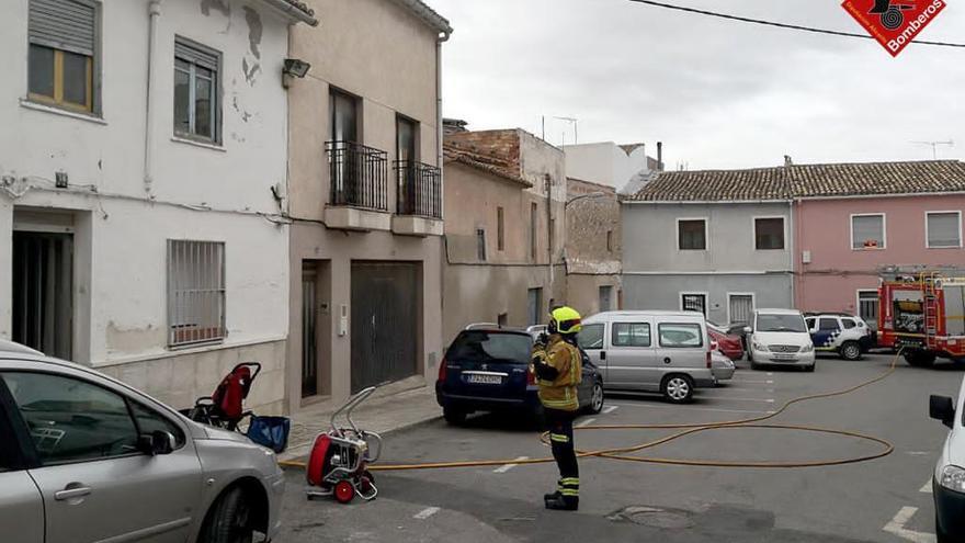 Un bombero observa la vivienda donde se ha producido en incendio.