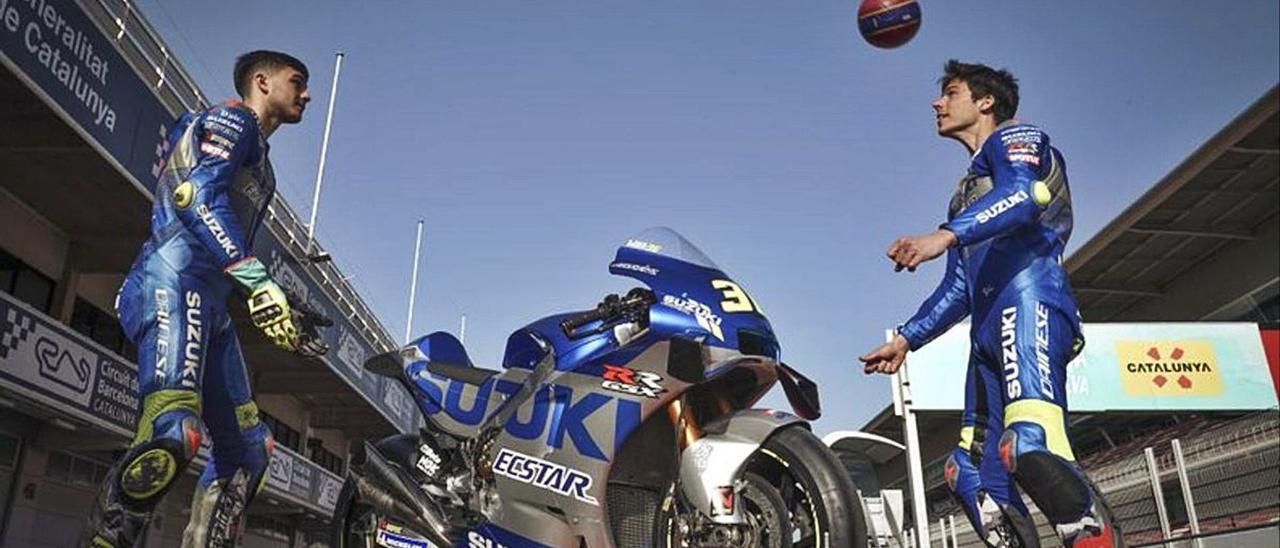 Pedri, vestido de piloto, y Joan Mir se pasan el balón con la cabeza en el Circuit de Catalunya.