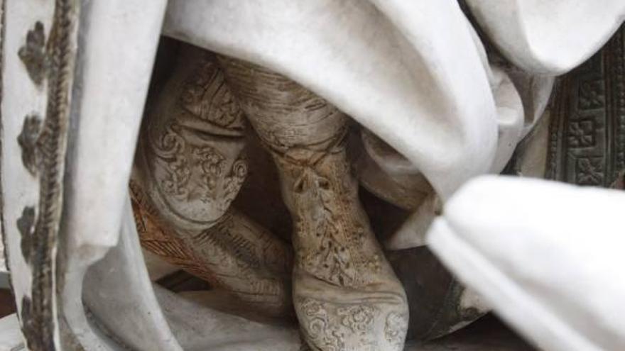 Unos turistas contemplan el grupo de Barrón en la sala de Romano del Museo de Zamora.