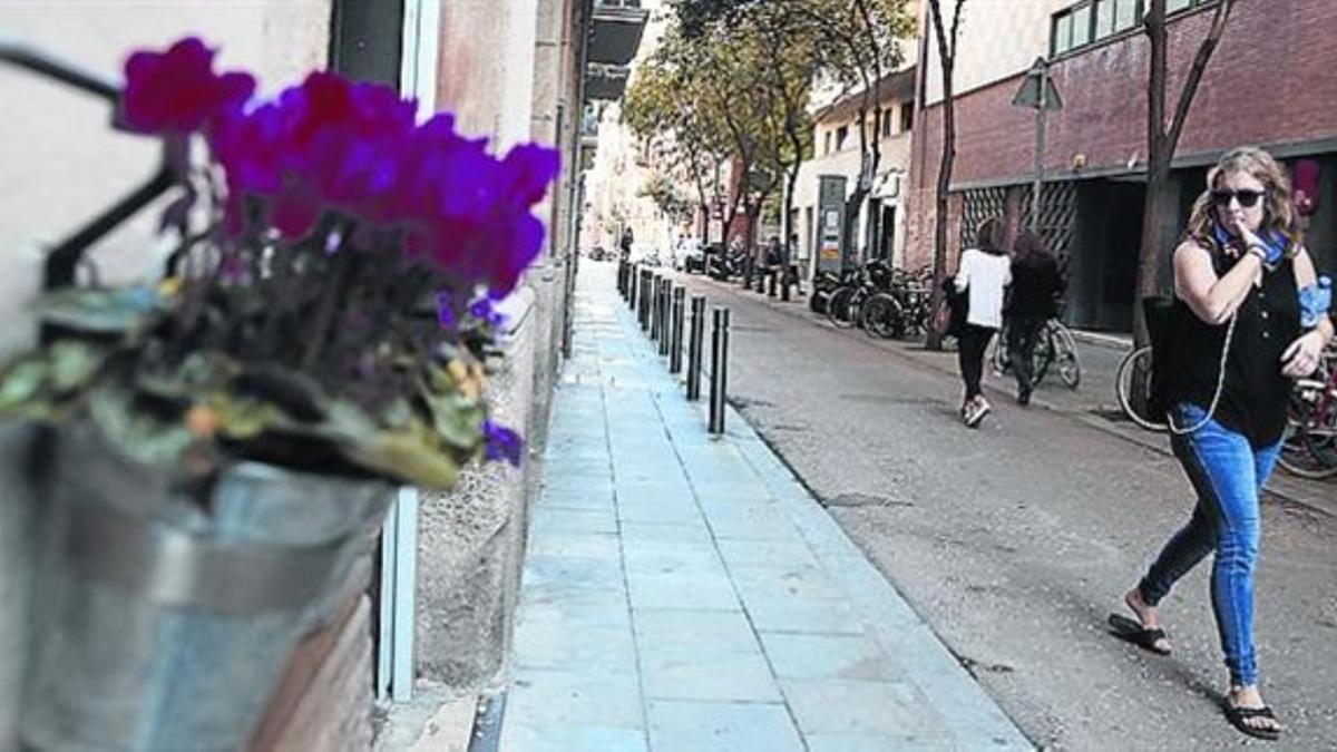 En la foto superior, la calle del Malcuinat, con un nombre dedicado un plato de cuchara a base de entrañas.En el centro, la calle de Perill, la vía más 'peligrosa' de Gràcia.Debajo, la calle del  Esquirol Volador, llamada así