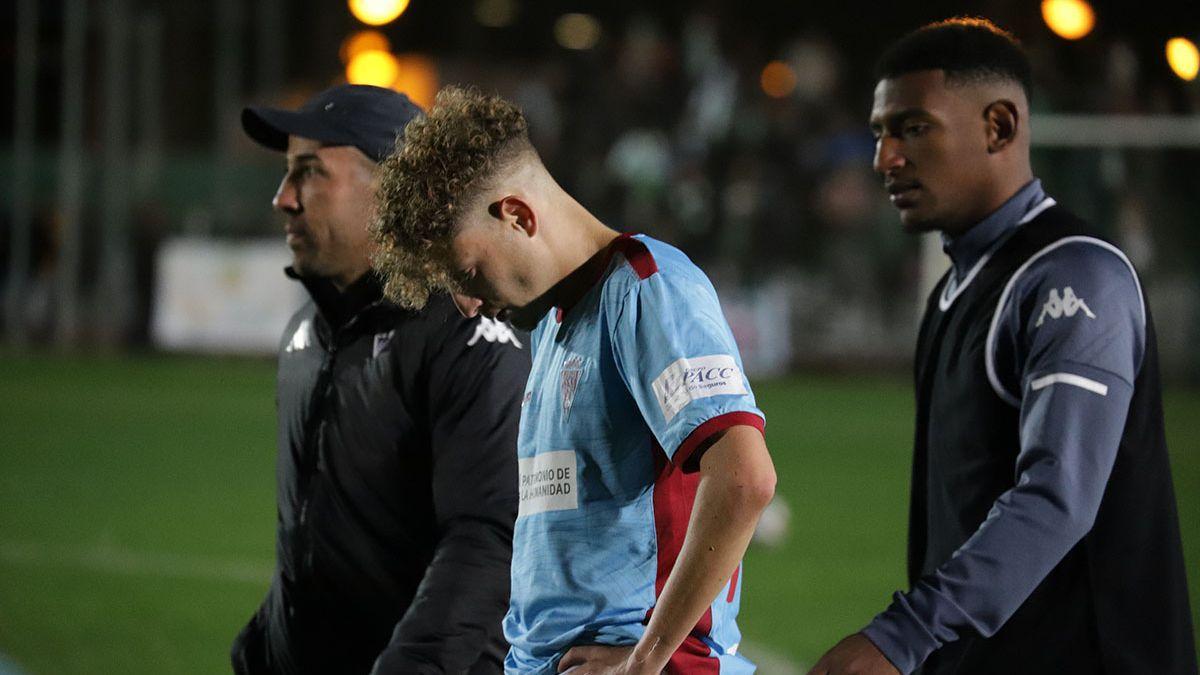 Un Simo cabizbajo abandona el Municipal Villanovense, el sábado, tras la primera derrota de la temporada del Córdoba CF.