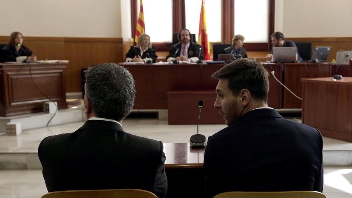 Leo Messi, a la derecha, y su padre Jorge, en el juicio de la Audiencia acusados por el impago de impuestos,