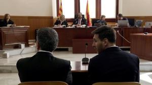 Leo Messi, a la derecha, y su padre Jorge, en el juicio de la Audiencia acusados por el impago de impuestos, 