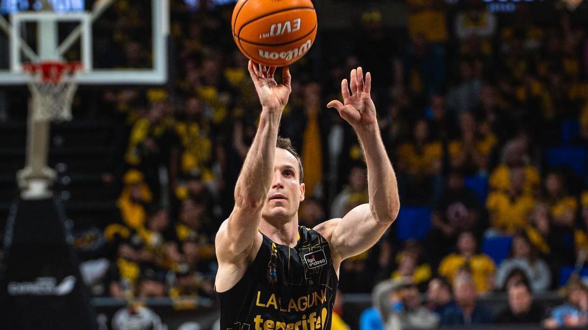 Marce Huertas lanza un tiro libre en un partido de Liga Endesa.