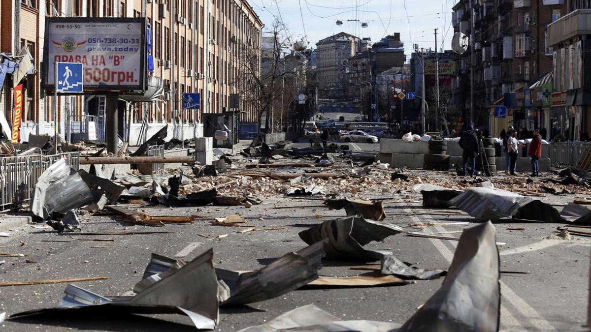 Un carrer de la capital ucraïnesa, Kíiv, després d’un atac rus | EP