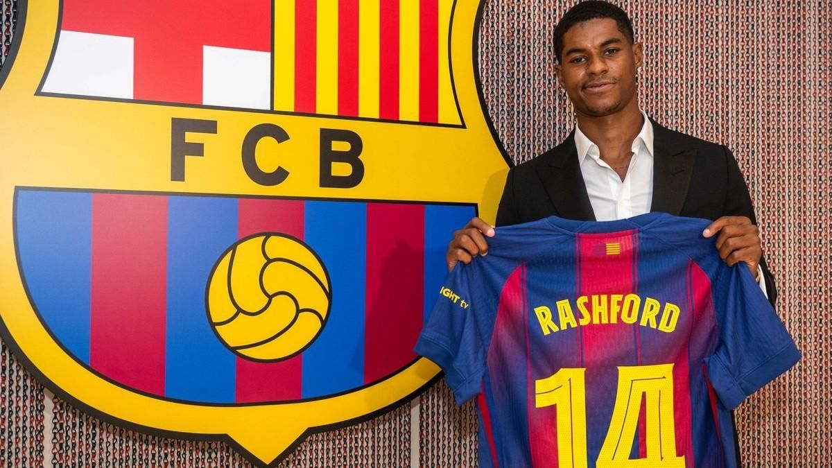 Rashford posa con el '14, el dorsal que lucirá en el Barça, el mismo que llevó Henry, uno de sus ídolos de la infancia.
