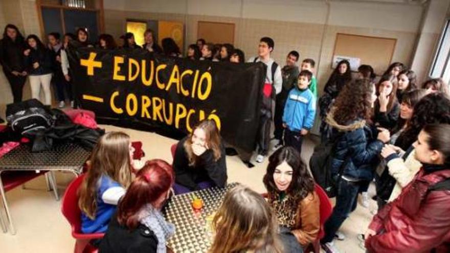 Varias decenas de alumnos tomaron la cantina del IES en señal de protesta.