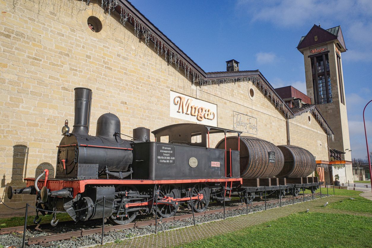 En el Barrio de la Estación se concentran bodegas históricas fundadas entre finales del siglo XIX y comienzos del XX