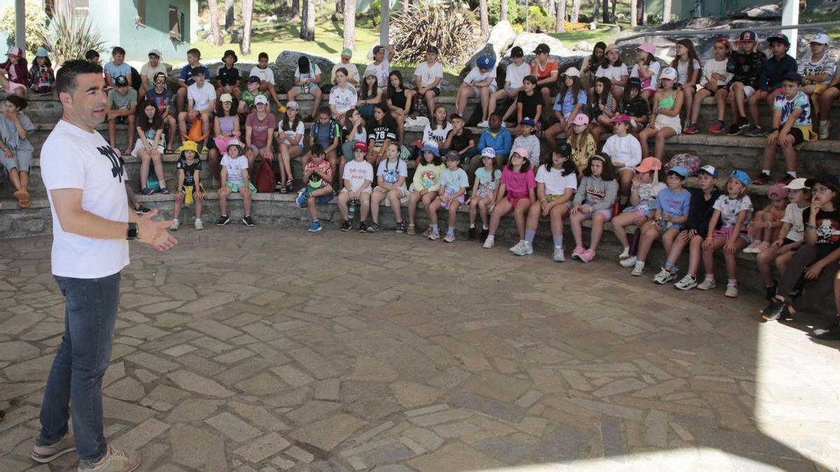 Luis López, presidente de la Diputación, en una visita a los Campamentos A Lanzada.