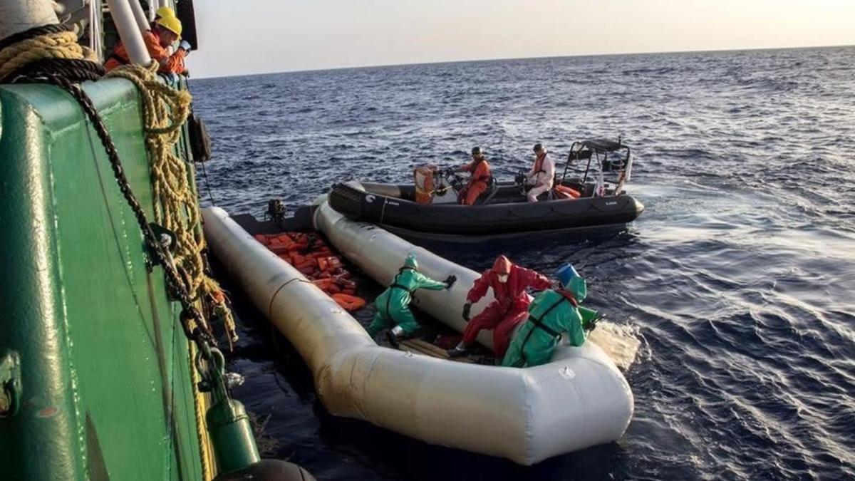 Integrantes de Médicos sin Fronteras (MSF) se preparan para una operación de rescate en el Mediterráneo, cerca de las costas de Libia, el 26 de octubre.