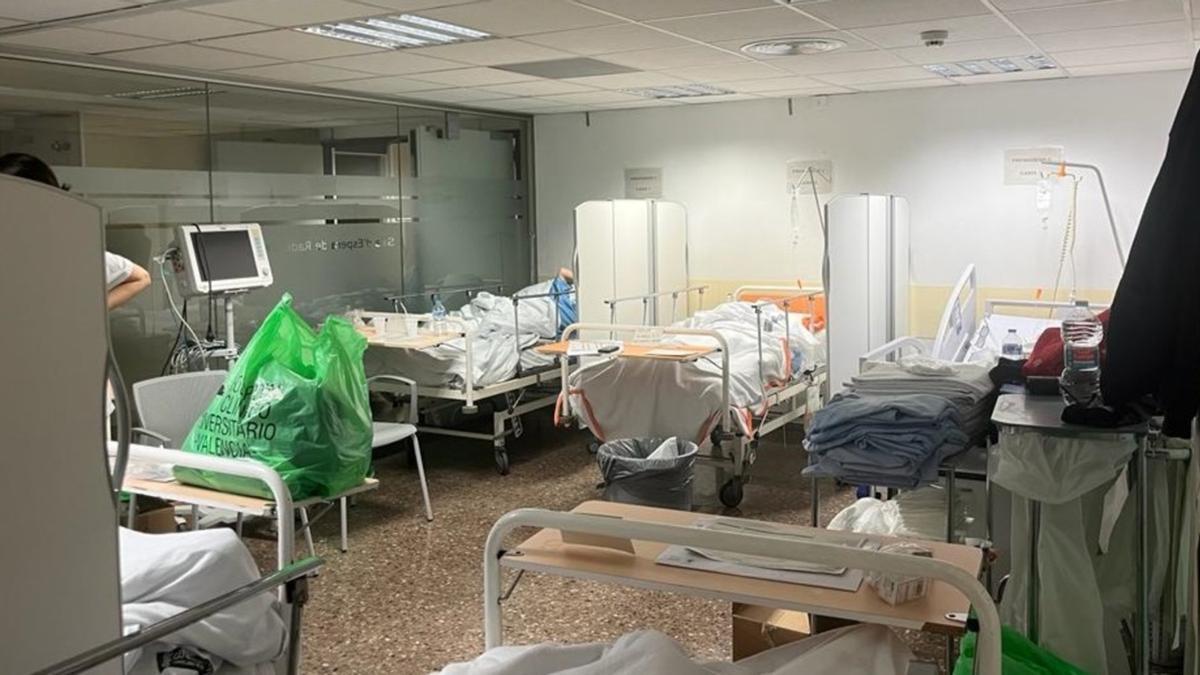 Imagen de archivo de una de las salas de espera reconvertida en espacio para pacientes en el Clínico de Valencia.