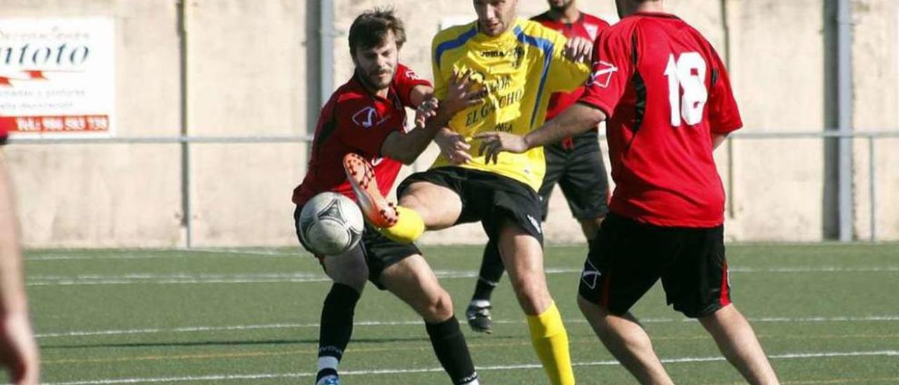 Un lance del choque entre el Laro y el Lamela del pasado cuadrangular solidario. // Bernabé/Luismy