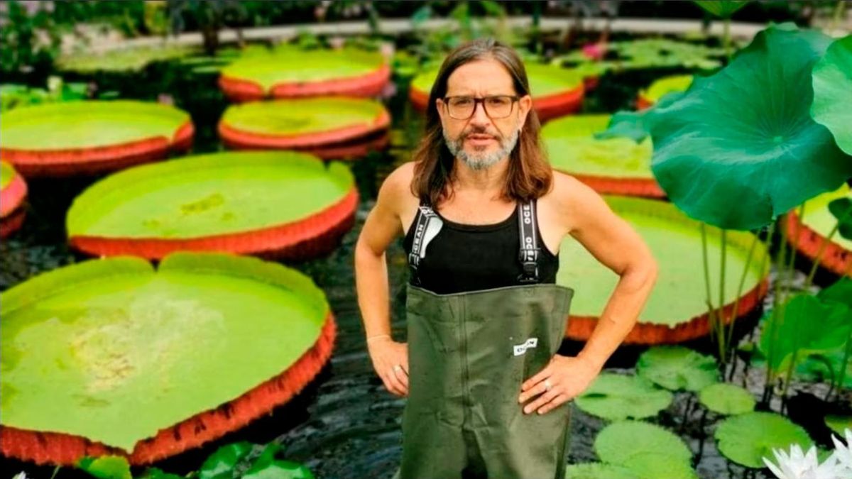 Carlos Magdalena, en el estanque de nenúfares gigantes del Conservatorio Princesa de Gales de Kew. | RGB KEW