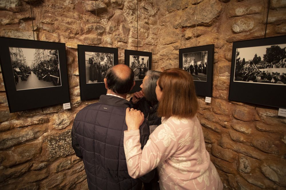 Ismael Rodrigo lleva más de 20 años fotografiando la Semana Santa Saguntina y parte del trabajo se puede ver en la exposición de la Casa Pallares