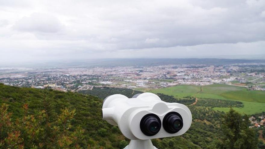 Un telescopio en el Balcón del Mundo de las Ermitas de Córdoba