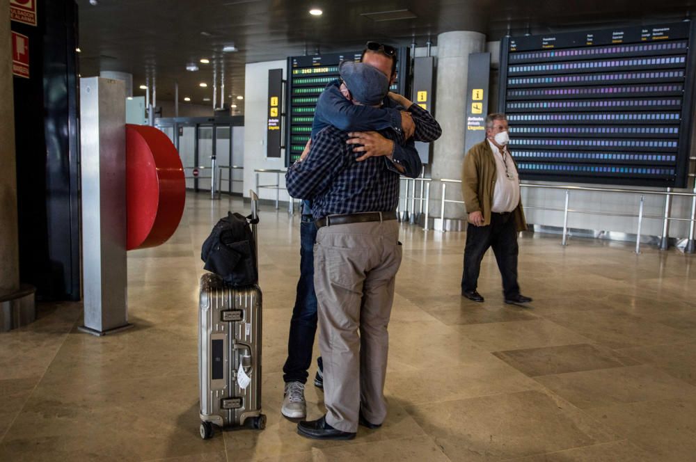 Llega el primer avión internacional a Manises