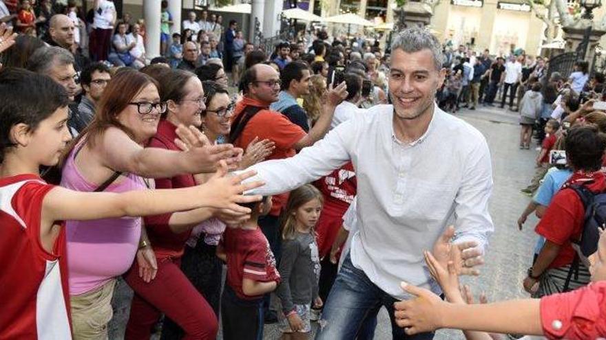 Román Montañez, aclamat pels aficionats durant l&#039;acte de celebració de la salvació de fa un any, al teatre Kursaal de Manresa