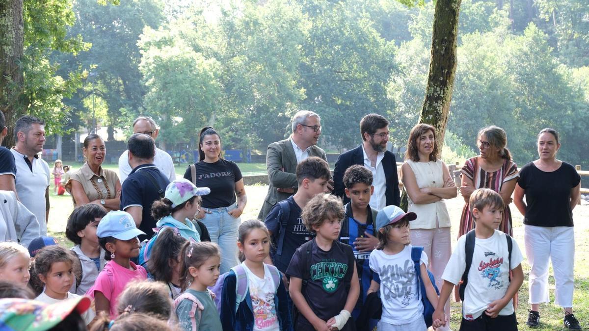 Niños participantes del programa Concilia Silleda de verano, en una actividad de pesca.