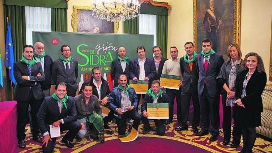 Organizadores y premiados de «Gijón de sidra», en el salón de recepciones del Ayuntamiento.