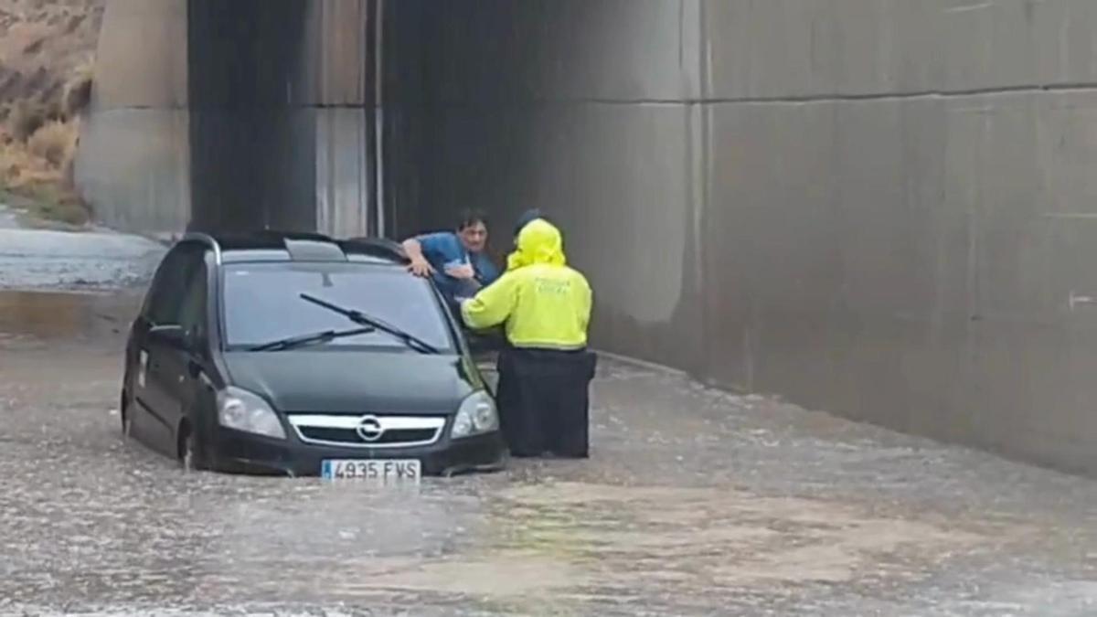 Rescatan al conductor de un vehículo atrapado por la lluvia en Novelda
