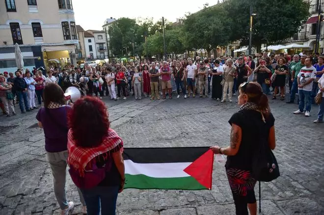 Fotogalería | Imágenes de la concentración en apoyo a la flotilla en Plasencia