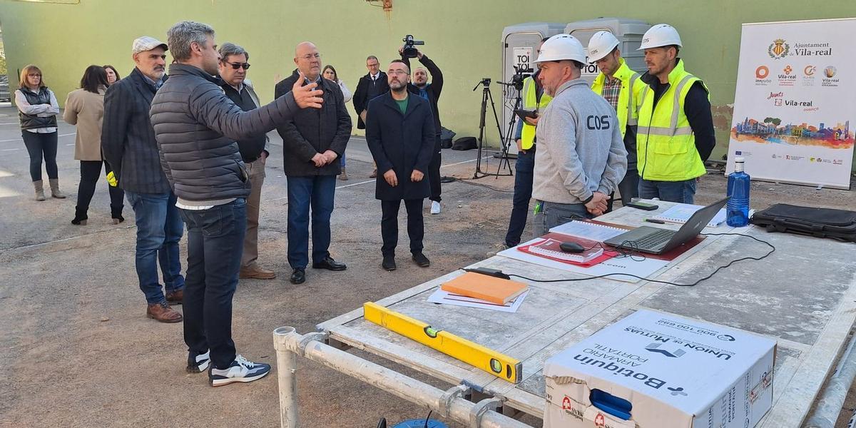 El alcalde de Vila-real, José Benlloch, ha atendido las explicaciones de los técnicos en su visita a las obras de reforma y ampliación del Concepción Arenal.