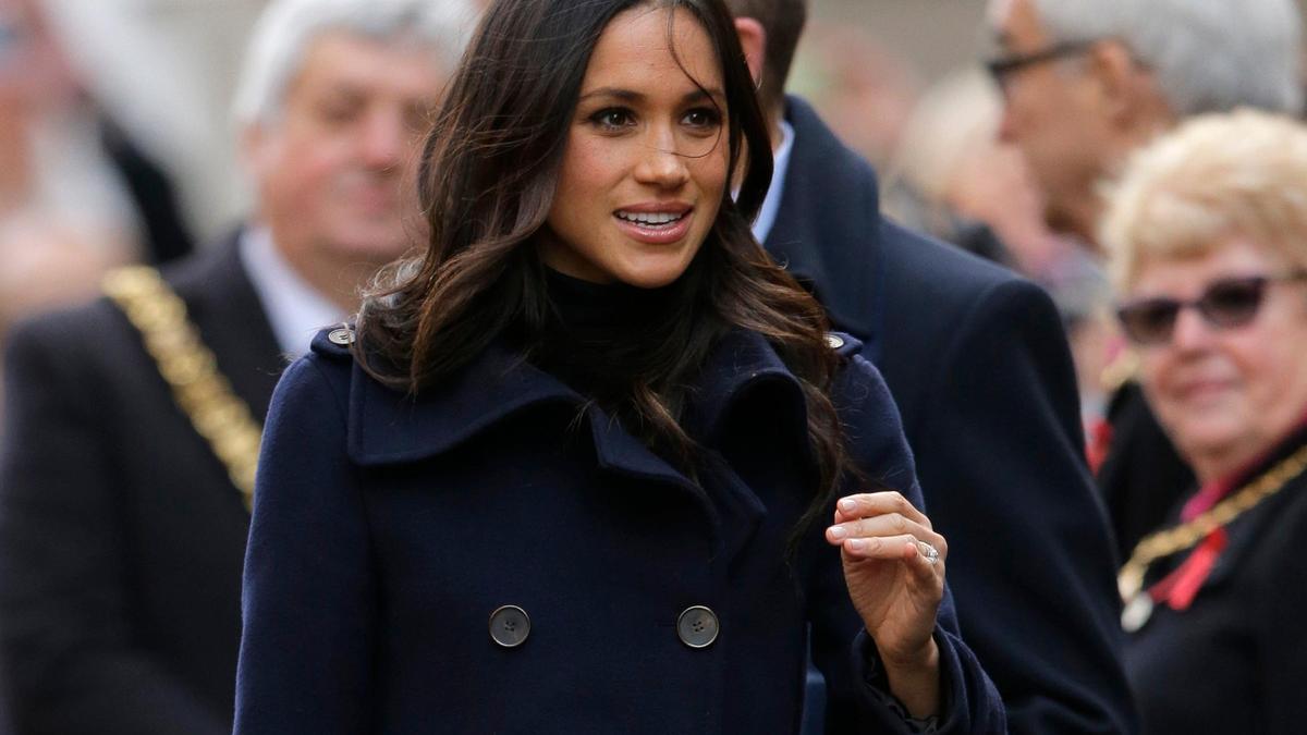 Meghan Markle con abrigo azul marino