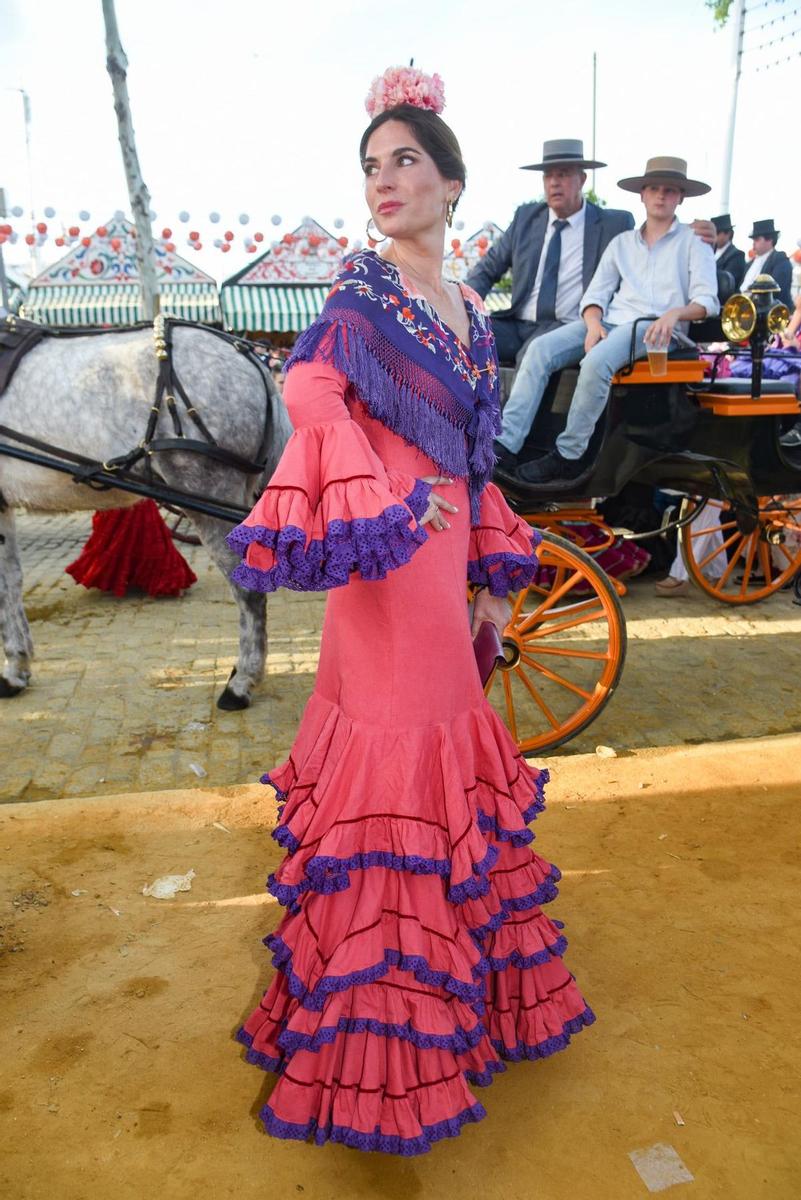 Lourdes Montes, en rojo y morado con un vestido de Miabril