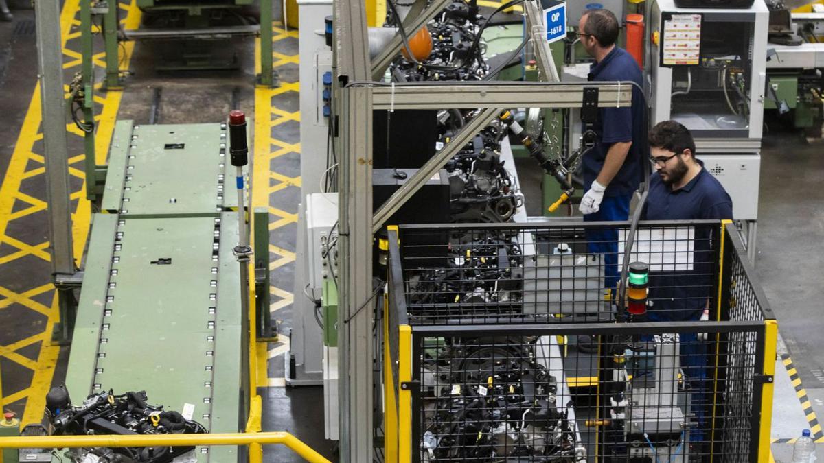 Operarios trabajan en la planta de ensamblaje de motores de Ford Almussafes. | GERMÁN CABALLERO