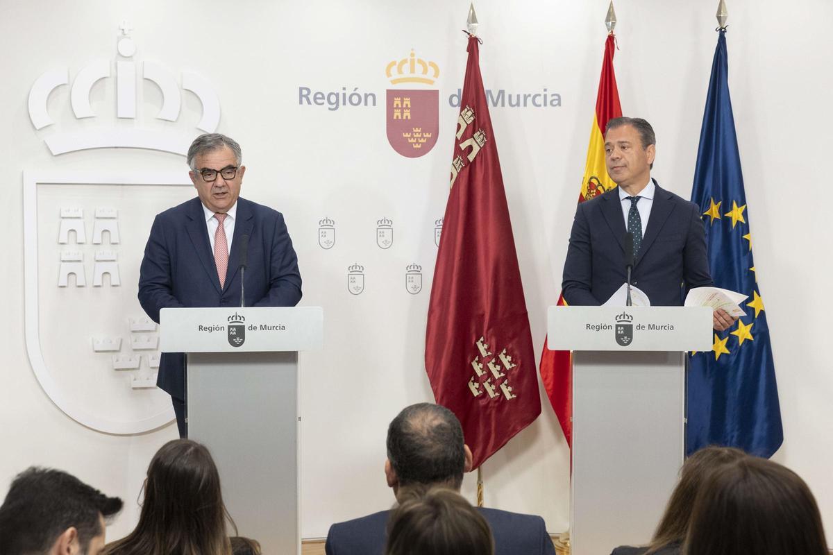 El consejero Juan María Vázquez y el portavoz del Gobierno, Marcos Ortuño.