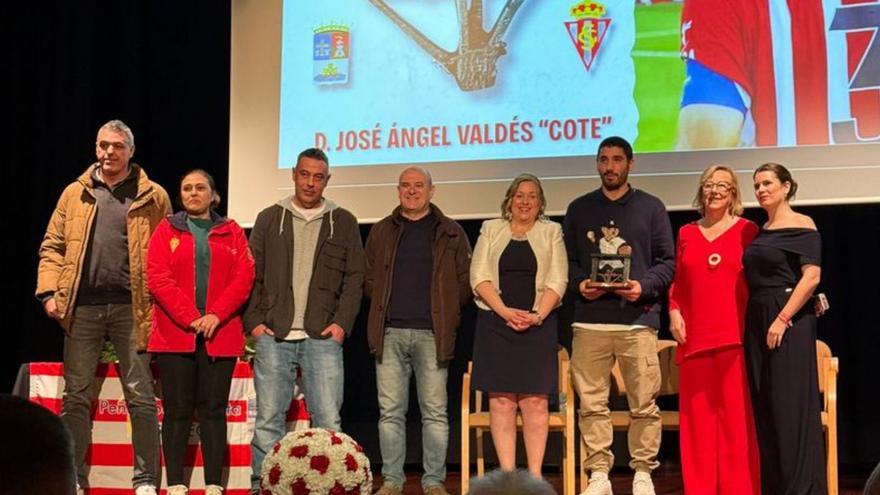 Foto de familia del acto. A la derecha, Sonia Pasarín entrega a Cote el galardón. |