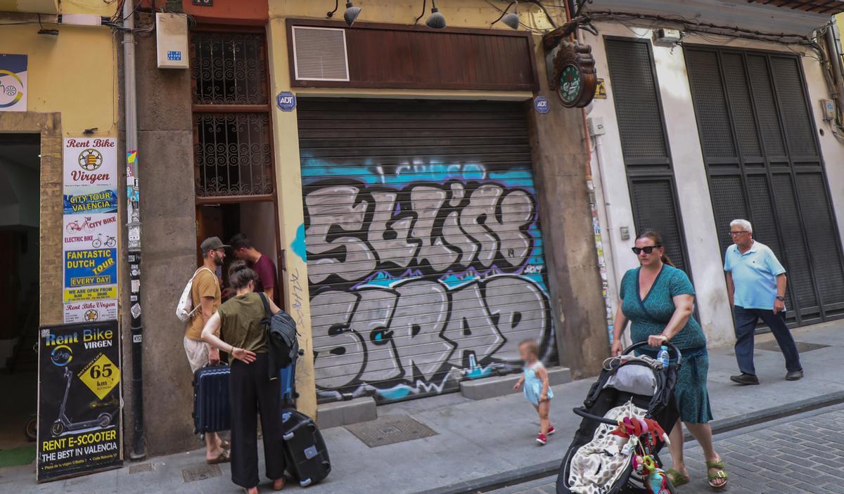 Turistas entrando en un apartamento del centro de València.