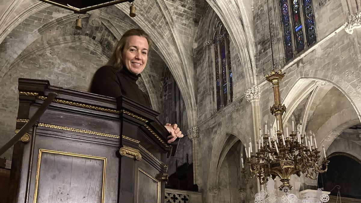 Maria Àngels Ferrer, en el púlpito desde el que canta la Sibil·la desde hace cuarenta años.