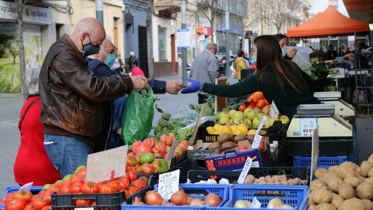 Compradors de les parades exteriors del Mercat de Vilanova i la Geltrú, al centre de la ciutat