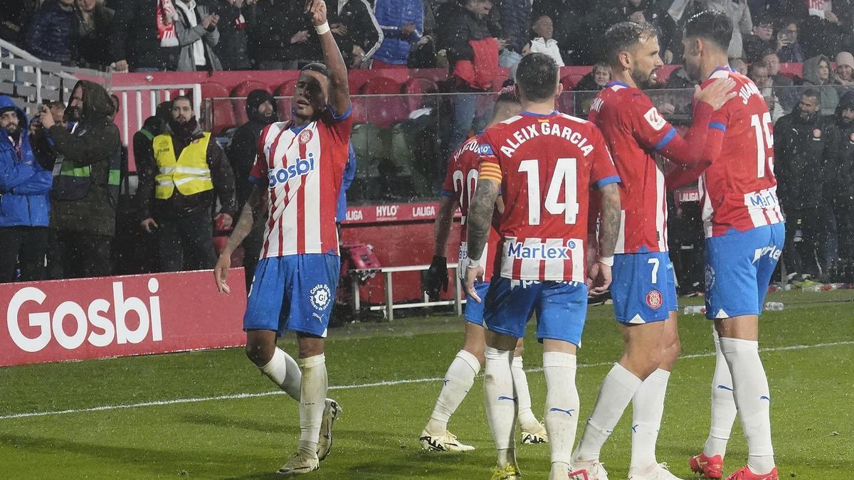 Els jugadors del Girona celebren un dels gols de Savinho al Rayo